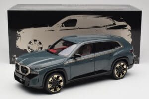 BMW XM G09 Isle of Man Green Minichamps 1:18 110023300 Metaal — afbeelding 8 van 8
