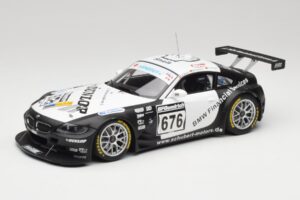 BMW Z4 #676 H. Stuck / J. Hennerici / D. Hurtgen Team Schubert Nürburgring 24 Hours 2006 AUTOart 1:18 80649 Metaal