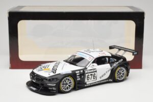 BMW Z4 #676 H. Stuck / J. Hennerici / D. Hurtgen Team Schubert Nürburgring 24 Hours 2006 AUTOart 1:18 80649 Metaal — afbeelding 6 van 6