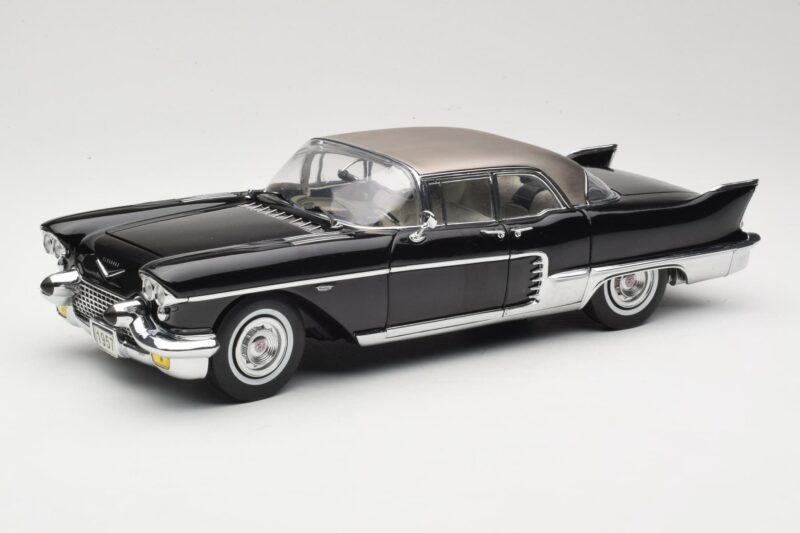 Cadillac Brougham Zwart Sun Star 1:18 4001 Metaal