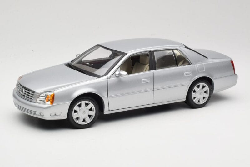 Cadillac DeVille DTS Maisto 1:18 56061 Metaal