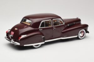 Cadillac Fleetwood 60 Special Sedan Rood MCG 1:18 MCG18071 Metaal — afbeelding 2 van 6