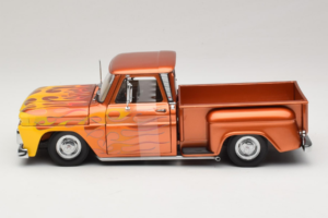 Chevrolet C-10 Stepside Pickup Lowrider Oranje met Vlam Sun Star 1:18 1392 Metaal — afbeelding 3 van 6