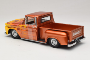 Chevrolet C-10 Stepside Pickup Lowrider Oranje met Vlam Sun Star 1:18 1392 Metaal — afbeelding 5 van 6