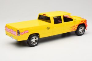 Chevrolet C2500 Silverado Pussy Wagon From Kill Bill Geel GreenLight 1:18 19015 Metaal — afbeelding 2 van 6