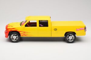 Chevrolet C2500 Silverado Pussy Wagon From Kill Bill Geel GreenLight 1:18 19015 Metaal — afbeelding 3 van 6