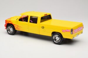 Chevrolet C2500 Silverado Pussy Wagon From Kill Bill Geel GreenLight 1:18 19015 Metaal — afbeelding 5 van 6
