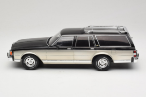 Chevrolet Caprice Estate Wagon Zilver & Grijs MCG 1:18 MCG18478 Metaal — afbeelding 3 van 6