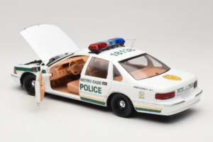 Chevrolet Caprice Metro Dade Politie UT Models 1:18 21024 Metaal — afbeelding 5 van 8