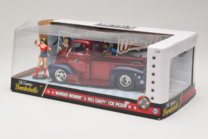 Chevrolet COE Pickup Wonder Woman With Figure Metals Diecast 1:24 30453 Metaal — afbeelding 3 van 3