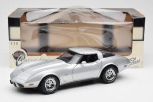 Chevrolet Corvette C3 Zilver UT Models 1:18 21072 Metaal — afbeelding 8 van 8