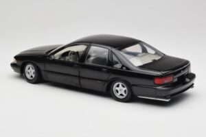 Chevrolet Impala SS Zwart UT Models 1:18 21031 Metaal — afbeelding 7 van 8