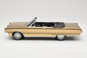 Chrysler Newport Cabriolet Gold Metallic BoS Models 1:18 BOS273 Hars — afbeelding 3 van 6