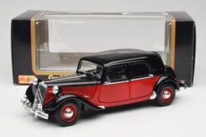 Citroen 15CV 6 Cyl Zwart & Rood Valmy Maisto 1:18 56009 Metaal — afbeelding 8 van 8