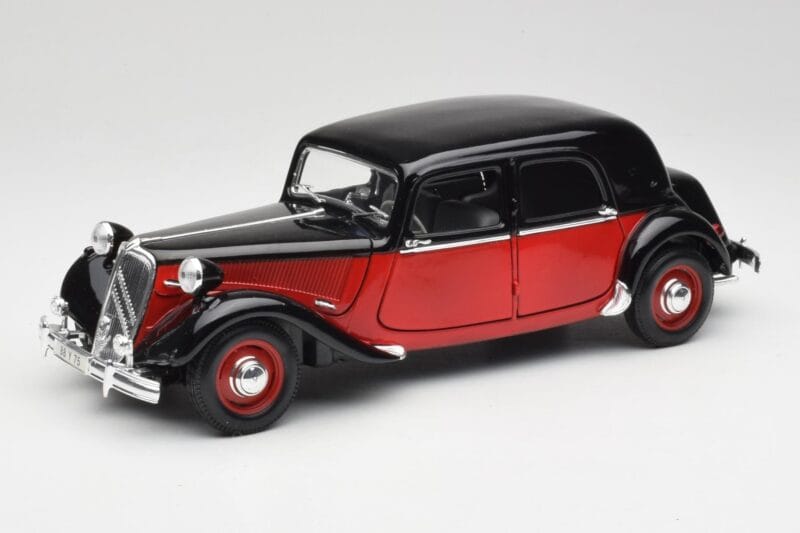 Citroen 15CV 6 Cyl Zwart & Rood Valmy Maisto 1:18 56009 Metaal