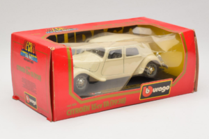 Citroen 15CV Traction Avant Beige Bburago 1:24 1501-B1 Metaal — afbeelding 2 van 3
