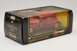 Citroen 15CV TA Rood Bburago 1:24 1501 Metaal — afbeelding 2 van 3