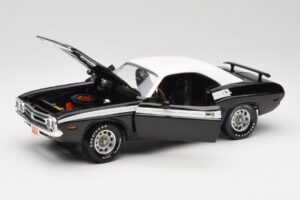 Dodge Challenger R/T Zwart & Wit ERTL 1:18 36549 Metaal — afbeelding 2 van 8
