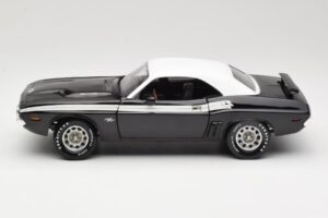 Dodge Challenger R/T Zwart & Wit ERTL 1:18 36549 Metaal — afbeelding 4 van 8