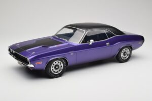 Dodge Challenger R/T Plum Crazy Otto 1:12 G083 Hars