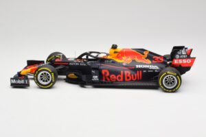 Aston Martin Red Bull Racing RB16 #33 M. Verstappen Abu Dhabi GP Winner 2020 Minichamps 1:18 110201733 Metaal — afbeelding 3 van 7