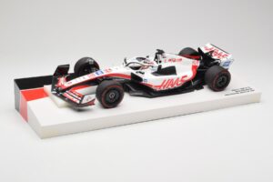 Haas VF-22 #20 K. Magnussen Pole Position Brazil GP 2022 Minichamps 1:18 147222120 Metaal — afbeelding 2 van 7