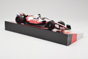 Haas VF-22 #20 K. Magnussen Pole Position Brazil GP 2022 Minichamps 1:18 147222120 Metaal — afbeelding 4 van 7