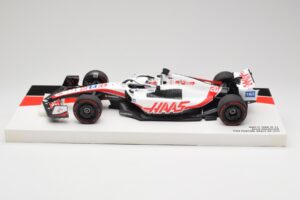 Haas VF-22 #20 K. Magnussen Pole Position Brazil GP 2022 Minichamps 1:18 147222120 Metaal