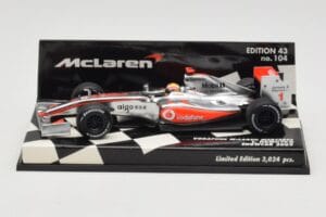 McLaren Mercedes MP4-24 #1 L. Hamilton Showcar 2009 Minichamps 1:43 530094371 Metaal