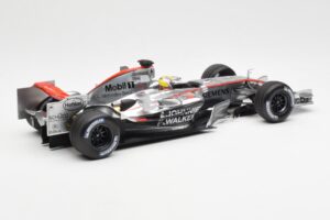 McLaren Mercedes MP4-21 #4 J.P. Montoya F1 2006 Minichamps 1:18 530061804 Metaal — afbeelding 2 van 6
