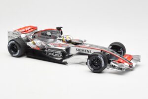 McLaren Mercedes MP4-21 #4 J.P. Montoya F1 2006 Minichamps 1:18 530061804 Metaal — afbeelding 4 van 6