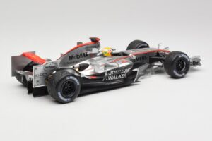 McLaren MP4-25 Mercedes #2 L. Hamilton Showcar 2010 Minichamps 1:18 110100006-R1 Metaal — afbeelding 2 van 6