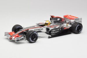 McLaren MP4-25 Mercedes #2 L. Hamilton Showcar 2010 Minichamps 1:18 110100006-R1 Metaal