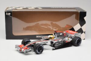 McLaren MP4-25 Mercedes #2 L. Hamilton Showcar 2010 Minichamps 1:18 110100006-R1 Metaal — afbeelding 6 van 6