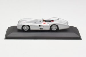 Mercedes W196 Streamliner #16 J.M. Fangio GP Italy Winner 1954 Minichamps 1:43 432543016 Metaal