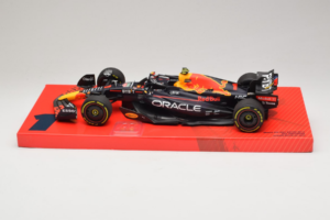 Red Bull Racing RB18 #1 M. Verstappen Oracle Winner Dutch GP 2022 Minichamps 1:18 113223501 Metaal