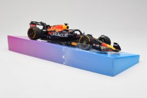Red Bull Racing RB18 #1 M. Verstappen Winner Miami GP 2022 Minichamps 1:18 113220501 Metaal — afbeelding 4 van 7