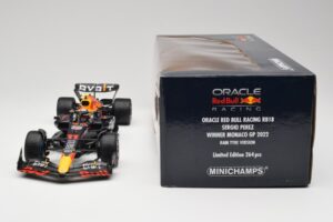 Oracle Red Bull Racing RB18 #11 S. Perez Monaco GP Winner Rain Tyre Version 2022 Minichamps 1:18 110222711 Metaal — afbeelding 6 van 7
