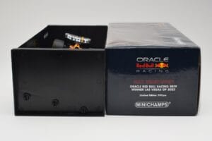 Oracle Red Bull Racing RB19 #33 M. Verstappen Las Vegas GP Winner 2023 Minichamps 1:18 110232201 Hars — afbeelding 6 van 7