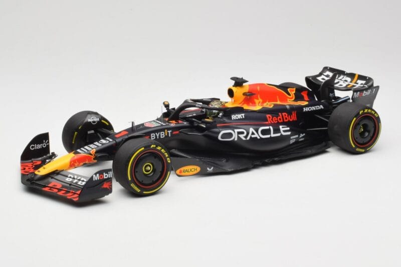 Oracle Red Bull Racing RB19 #1 M. Verstappen Winner Abu Dhabi GP 2023 Minichamps 1:18 110232301 Metaal