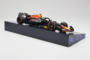 Red Bull Racing RB19 #11 S. Perez Winner Saudi Arabian GP 2023 Minichamps 1:18 113230111 Metaal — afbeelding 4 van 6