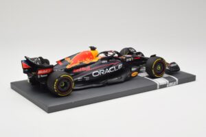 Oracle Red Bull Racing RB18 #33 M. Verstappen Belgian GP 2022 Minichamps 1:18 113221401 Hars — afbeelding 3 van 7