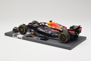 Oracle Red Bull Racing RB18 #33 M. Verstappen Belgian GP 2022 Minichamps 1:18 113221401 Hars — afbeelding 5 van 7