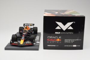 Oracle Red Bull Racing RB18 #33 M. Verstappen Belgian GP 2022 Minichamps 1:18 113221401 Hars — afbeelding 6 van 7