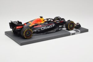 Oracle Red Bull Racing RB18 #33 M. Verstappen Mexican GP 2022 Minichamps 1:18 113222001 Hars — afbeelding 3 van 7