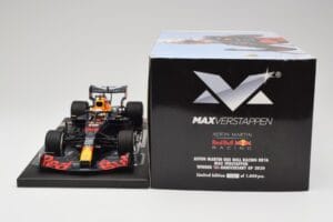 Red Bull RB16 #33 M. Verstappen Red Bull Racing 70th Anniversary GP Winner 2020 Minichamps 1:18 113200533-M1 Hars — afbeelding 6 van 7