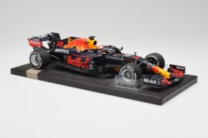 Red Bull RB16B #33 M. Verstappen Dutch GP Winner 2021 Minichamps 1:18 113212533 Metaal — afbeelding 4 van 7