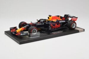 Red Bull RB16B #33 M. Verstappen Abu Dhabi GP 2021 Winner Missing Figurine & Pitboard Minichamps 1:18 113212333 Hars — afbeelding 2 van 7