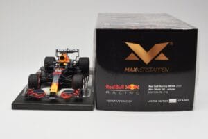 Red Bull RB16B #33 M. Verstappen Abu Dhabi GP 2021 Winner Missing Figurine & Pitboard Minichamps 1:18 113212333 Hars — afbeelding 6 van 7