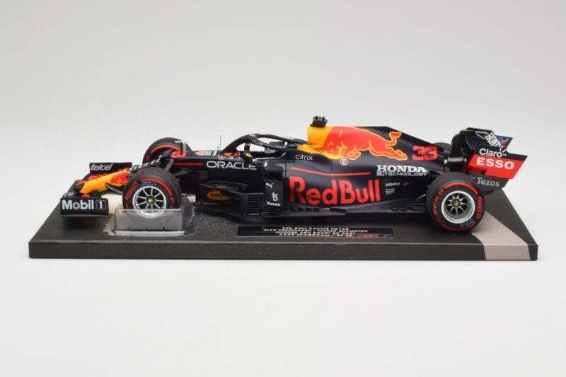 Red Bull RB16B #33 M. Verstappen Abu Dhabi GP 2021 Winner Missing Figurine & Pitboard Minichamps 1:18 113212333 Hars